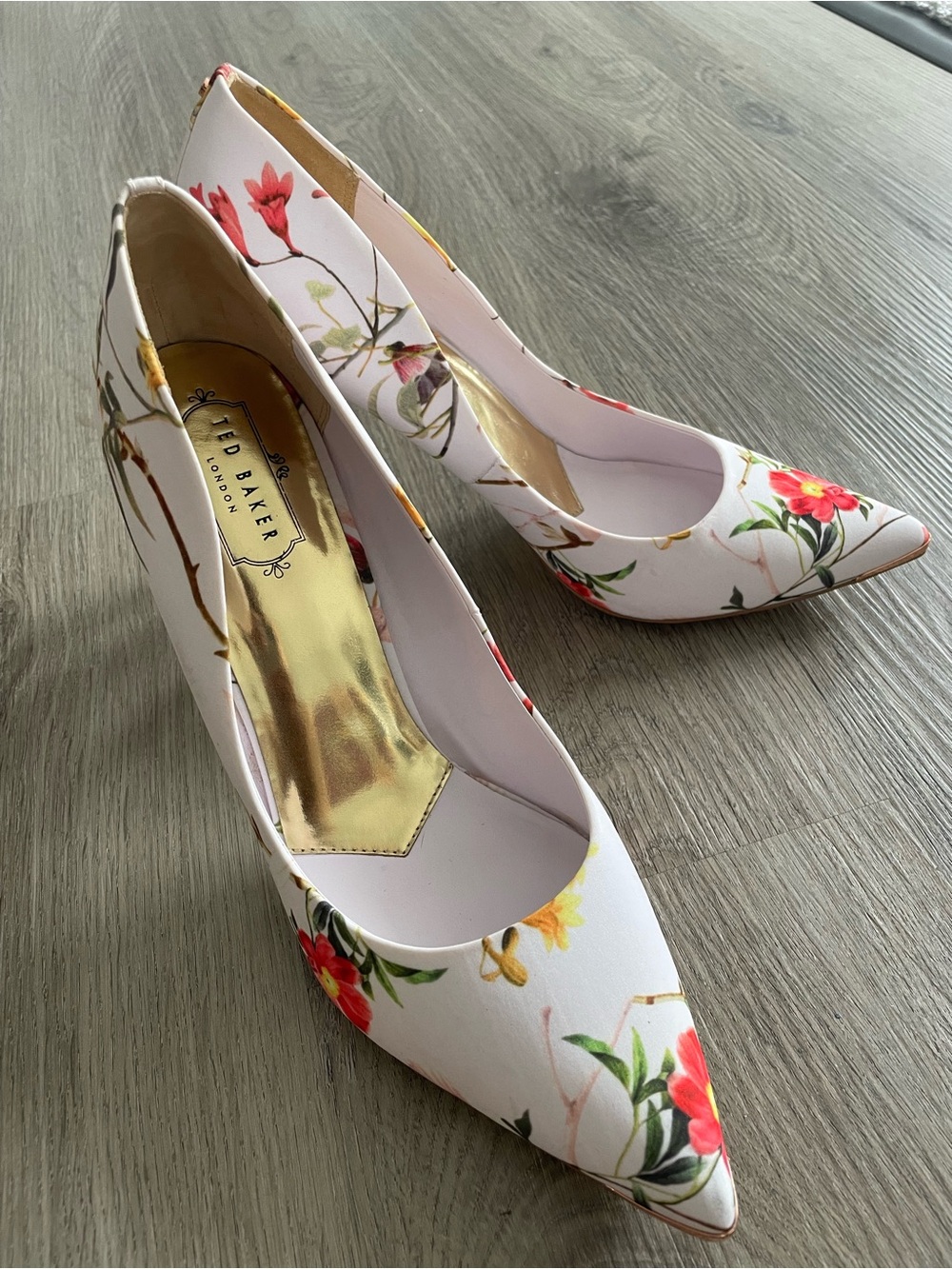 Ted Baker London White Floral Pointed-Toe Pumps with Gold Insole